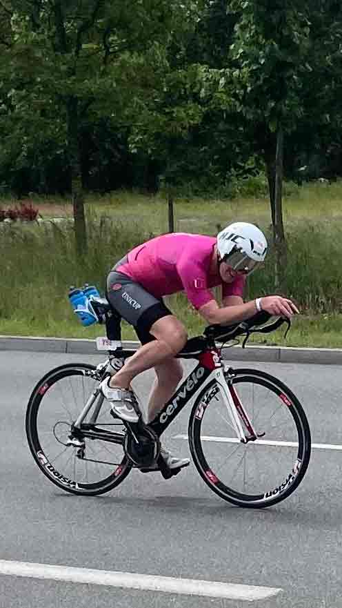Athlète Unicup sur le parcours du triathlon
